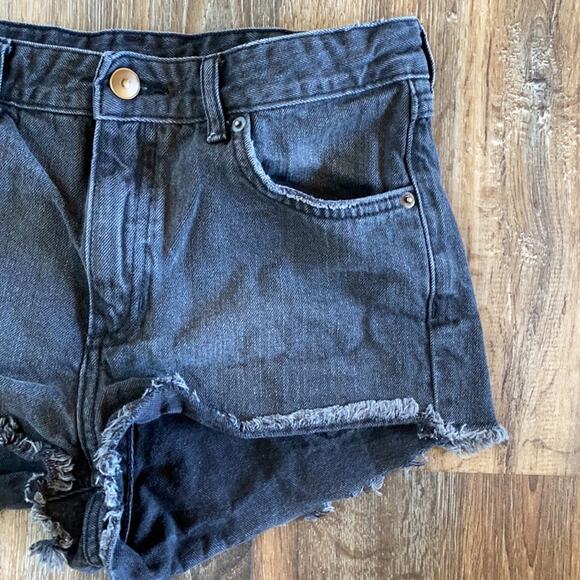 H&M Divided Black Denim Cutoff Shorts Size 4 - Picture 2 of 6